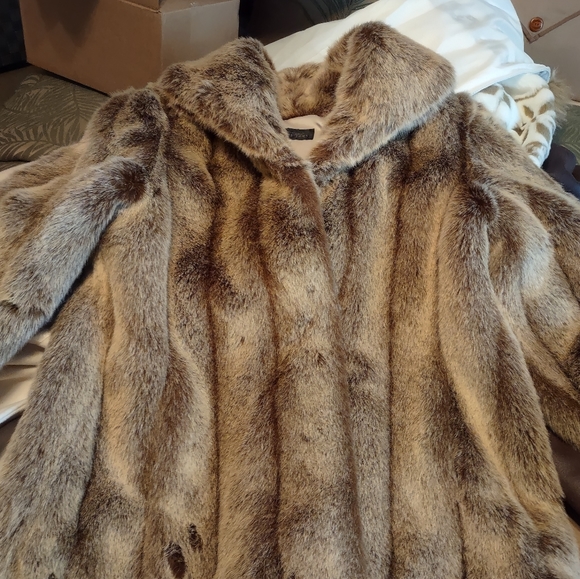 Faux fur mid thigh length coat/Jacket - Picture 7 of 7